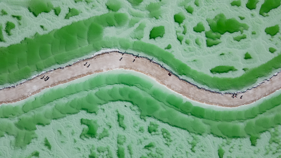 在茫崖翡翠湖，感受大自然神奇的色彩